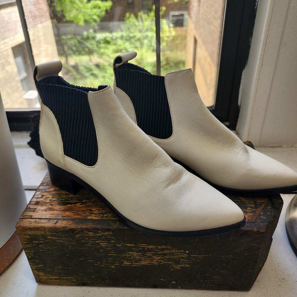 Dolce Vita white Chelsea ankle boot size 8